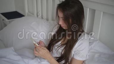 女青年休息日卧床休息，使用手机
